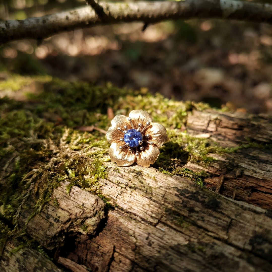 Contemporary Estate 14K Gold Tanzanite Flower Design Ring