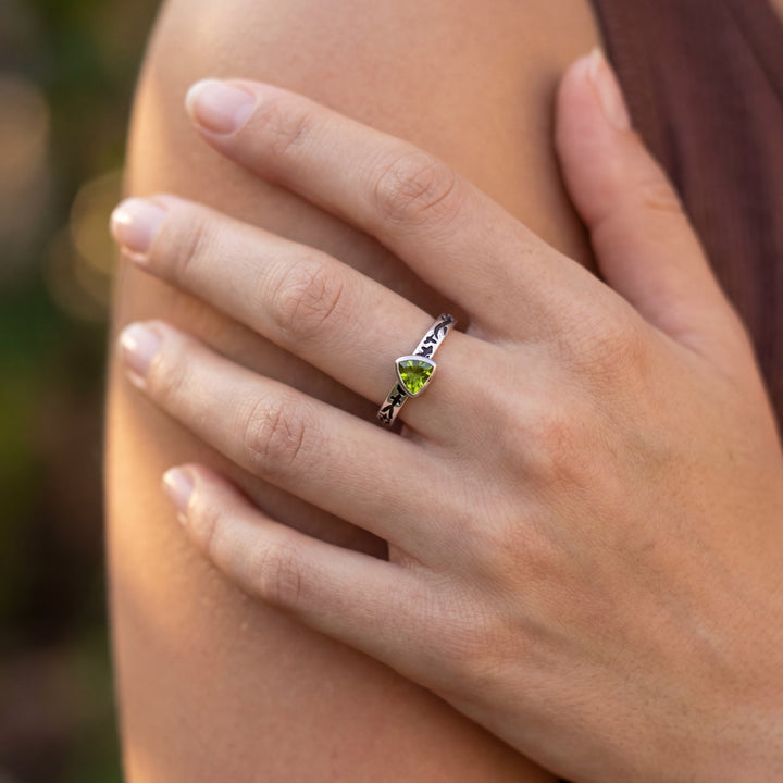 Estate Sterling Silver Trillion-Cut Peridot Engraved Ring