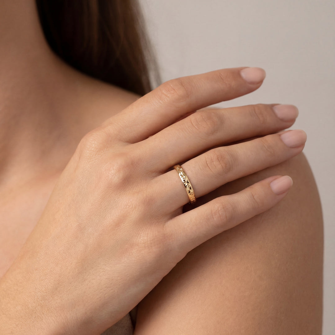Estate 18K Yellow Gold Starburst Pattern Band Ring