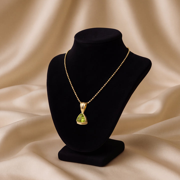 Estate 14KT Yellow Gold Trillion Cut Peridot Pendant