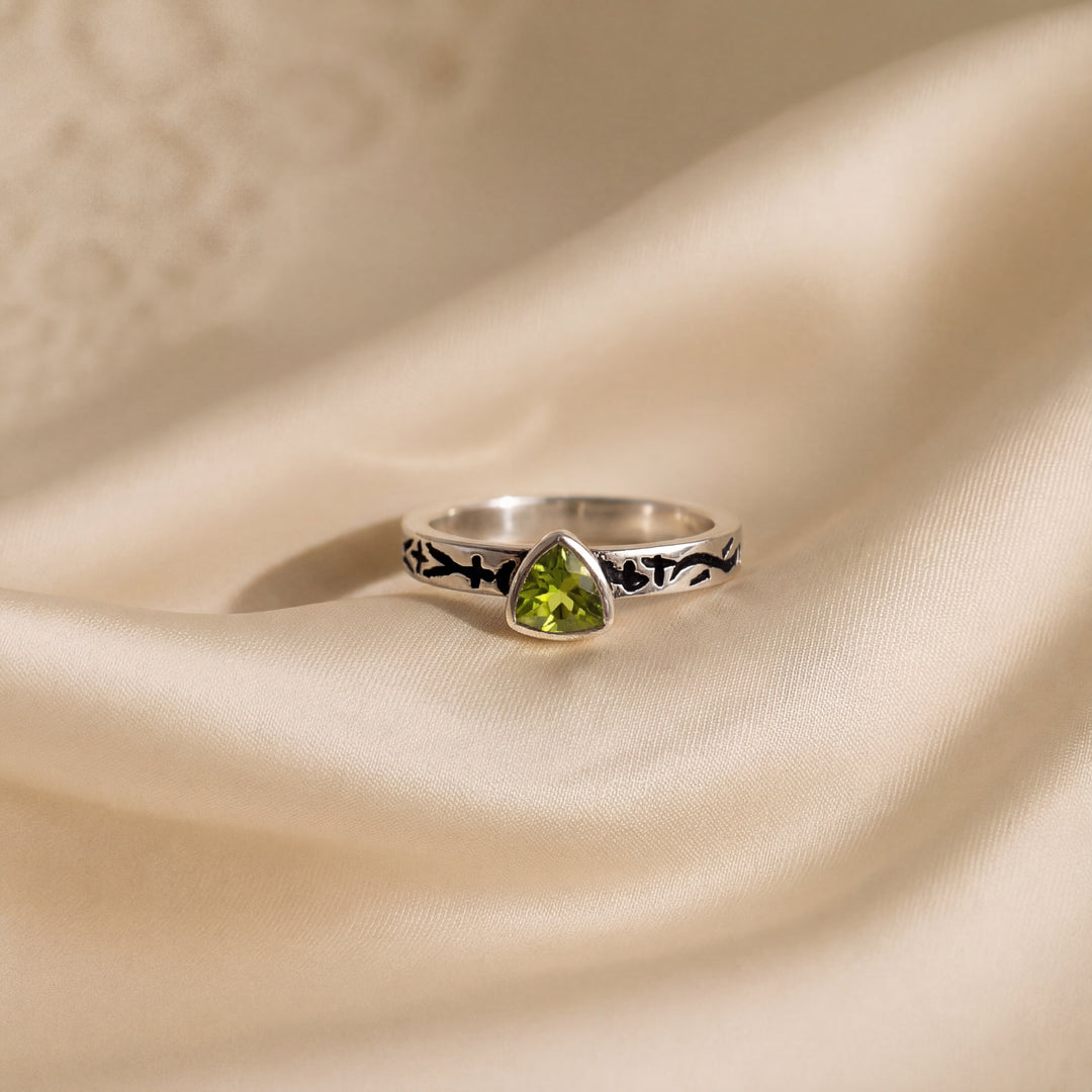 Estate Sterling Silver Trillion-Cut Peridot Engraved Ring