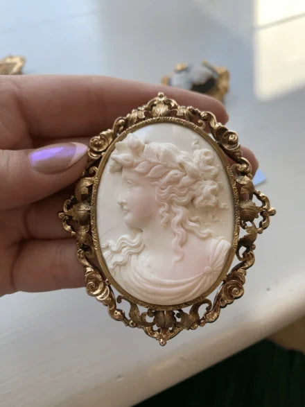 A Victorian carved shell cameo brooch