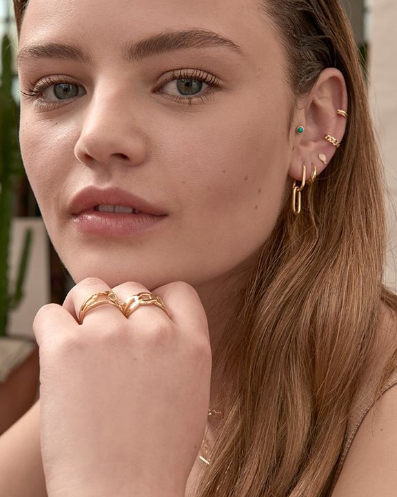 cable link earrings on model